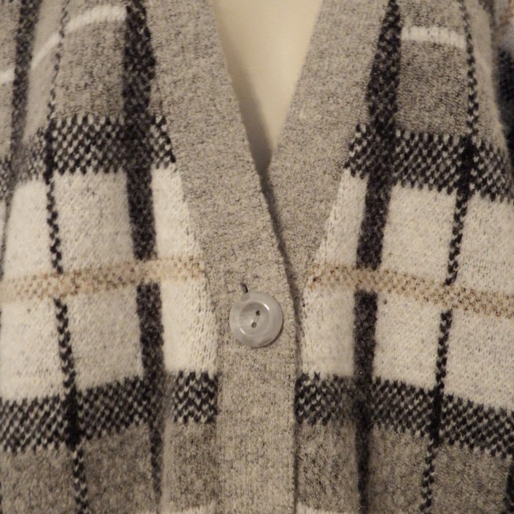 Womens Cardigan Sweater with button closure, Size Large - Picture 3 of 4